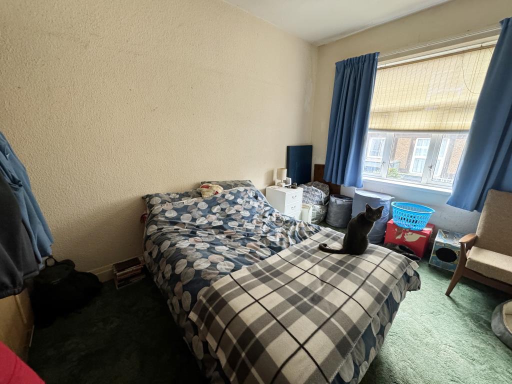 Lot: 95 - MIXED-USE INVESTMENT WITH HIGH YIELD - View of the bedroom flat one